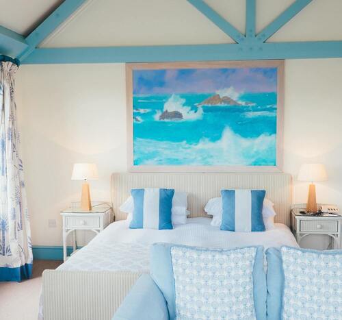 photo d'un lit double et tables de chevet