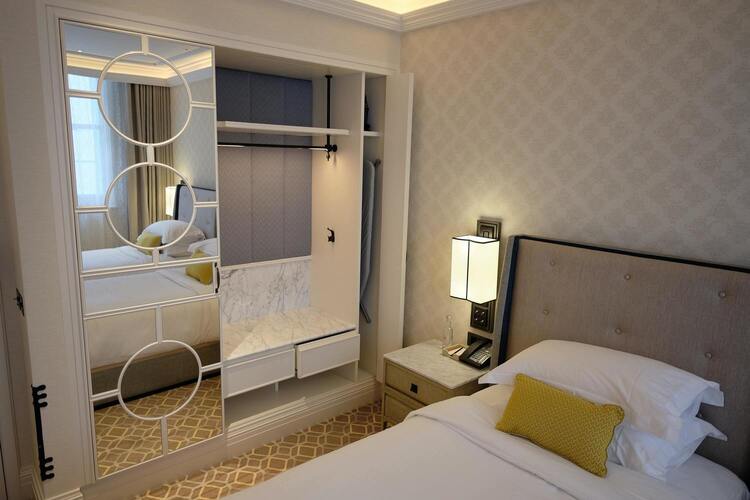 photo d'un lit double et d'une armoire
