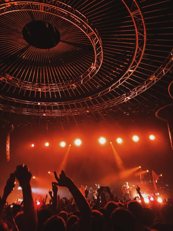 photographie d'une foule en concert