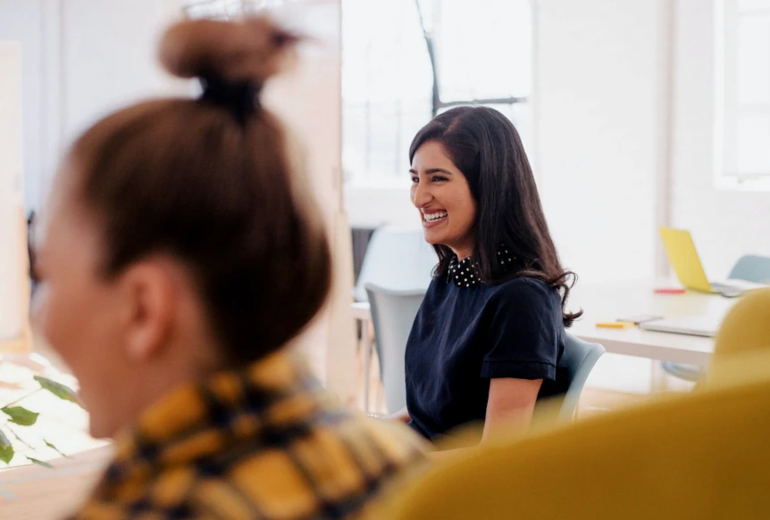photographie de deux femmes au travail