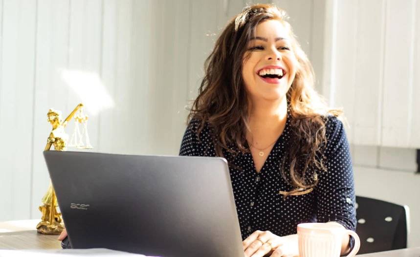 photographie d'une femme au travail