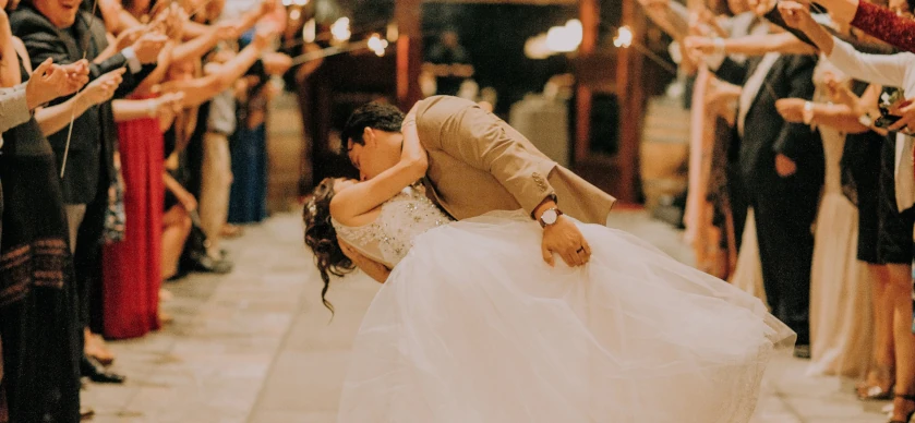 photo d'un couple se mariant